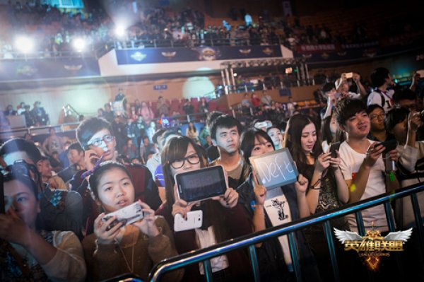 Team WE 正式公布了 NEST 的阵容：打野 mxx ，中路选手 BuLuKaKa ，下路选手 Stay