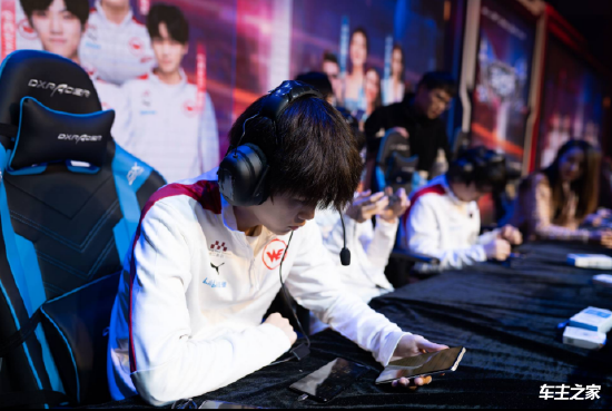 Royal Never Give Up 新年祝福：祝大家在蛇年好运连连，万事如意！